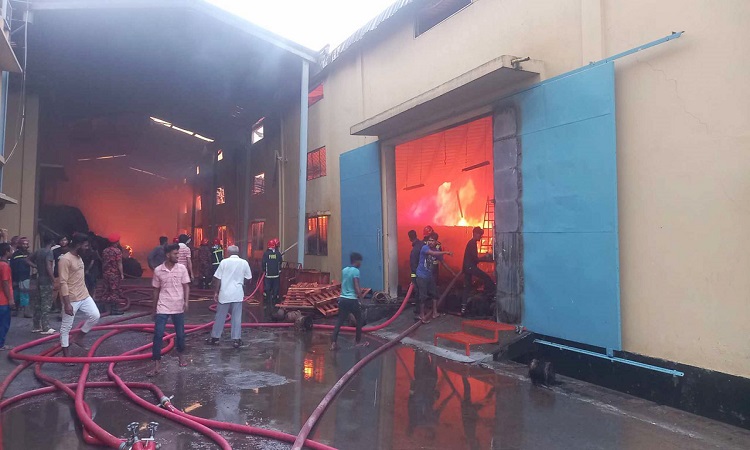 খুলনার রূপসায় পাটকলে আগুন, নিয়ন্ত্রণে ১১ ইউনিট