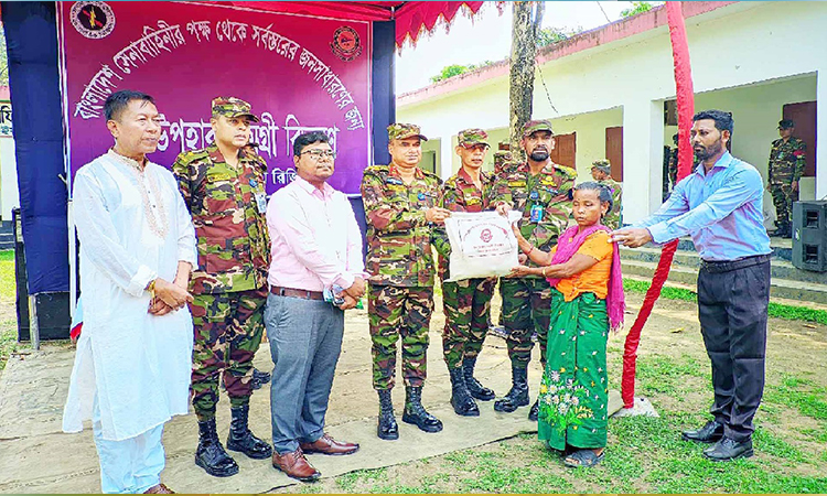 সেনাবাহিনীর গুইমারা রিজিয়নের উদ্যোগে ৪৫০ পরিবারকে ঈদ উপহার বিতরণ