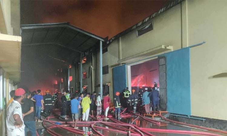 খুলনার জুট মিলে লাগা আগুন নিয়ন্ত্রণে, চলছে ডাম্পিং