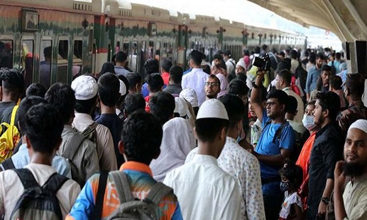 কমলাপুরে ঘরমুখো মানুষের ঈদযাত্রা শুরু, সঠিক সময়ে ছাড়ছে ট্রেন