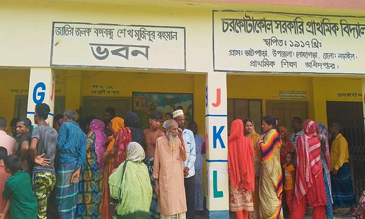 নড়াইলের স্কুলের টয়লেটের জানালা থেকে যুবকের ঝুলন্ত মরদেহ উদ্ধার