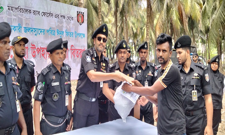 আত্মসমর্পণকারী দস্যুরা পেল র‌্যাবের ঈদ উপহার