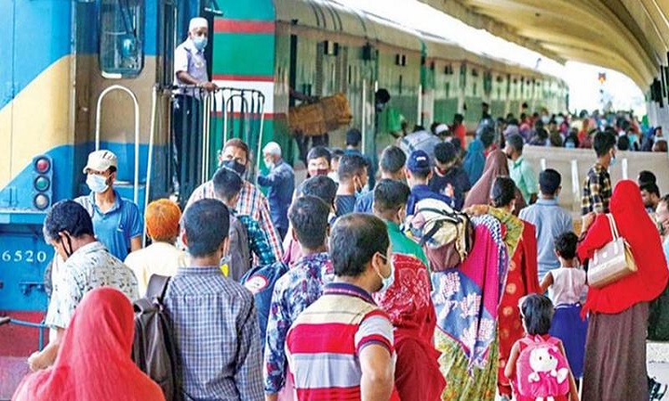 ঈদযাত্রার চতুর্থ দিনে ট্রেন ছাড়তে দেরি, ভোগান্তিতে যাত্রীরা