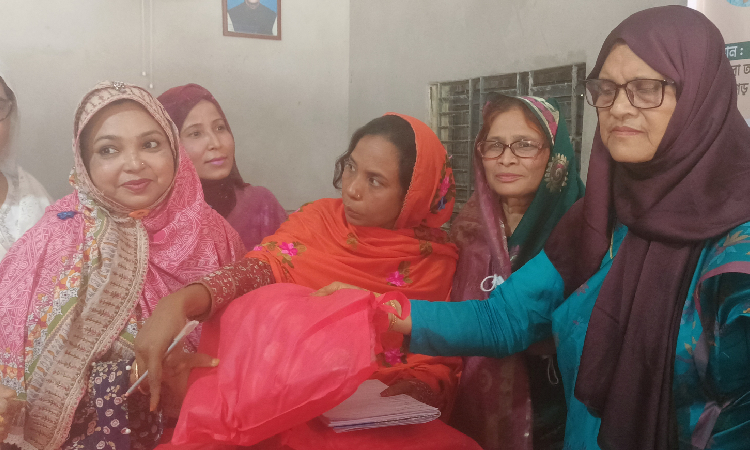 পঞ্চগড়ে প্রধানমন্ত্রীর ঈদ উপহার বিতরণ