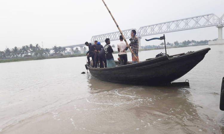 রূপসা রেলসেতুর পিলারে ধাক্কা লেগে কার্গোডুবি, নিখোঁজ ২