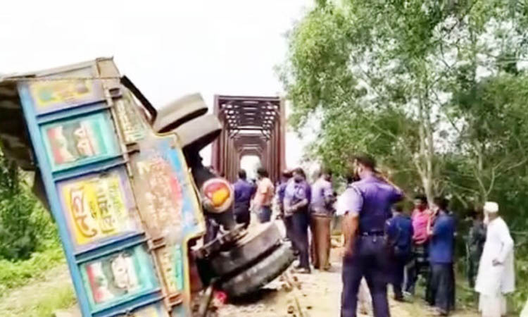 ফেনীতে ট্রেন দুর্ঘটনা তদন্তে কমিটি, দুই গেটম্যান বরখাস্ত