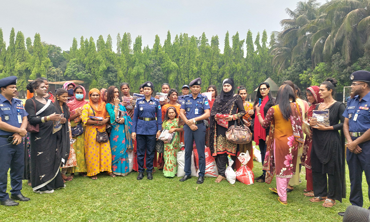 গোপালগঞ্জে জেলা পুলিশ সুপারের ঈদ উপহার বিতরণ