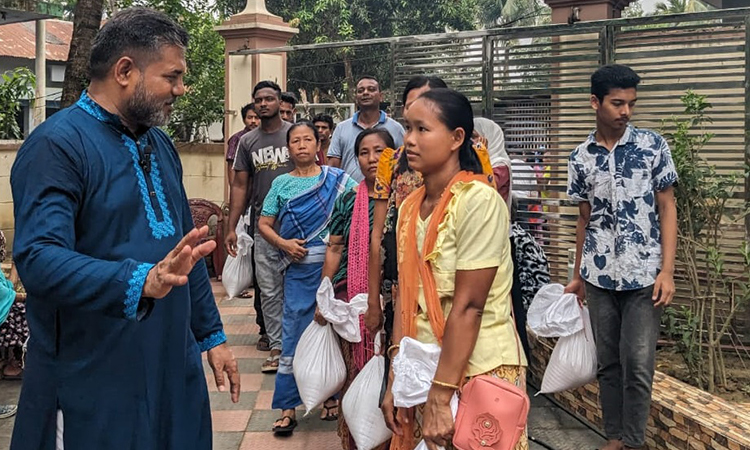 খাগড়াছড়িতে ৪ হাজার মানুষের মধ্যে ঈদ সামগ্রী বিতরণ