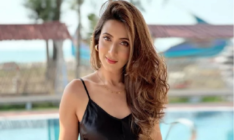 ঈদ উদযাপনে ১১ জনকে নিয়ে সিঙ্গাপুরে মিম