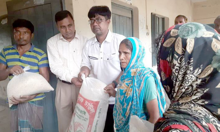 পলাশবাড়ীতে দরিদ্রদের মাঝে ভিজিএফ কর্মসূচির চাল বিতরণ