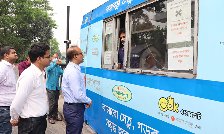 জীবনের ঝুঁকি নিয়ে ট্রেনে উঠলে আইনের আওতায় আনা হবে