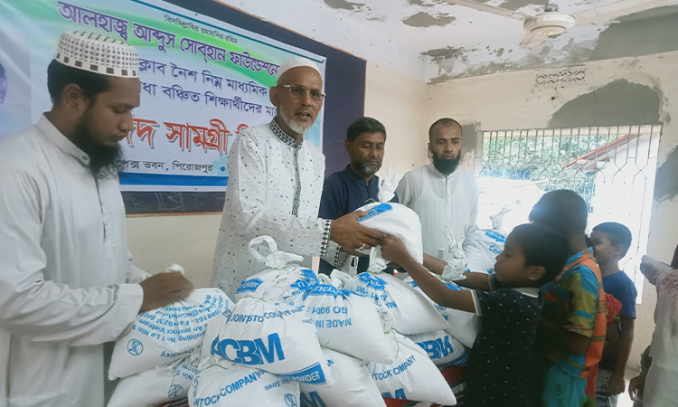 পিরোজপুরে সুবিধা বঞ্চিত শিক্ষার্থীদের ঈদ উপহার বিতরণ