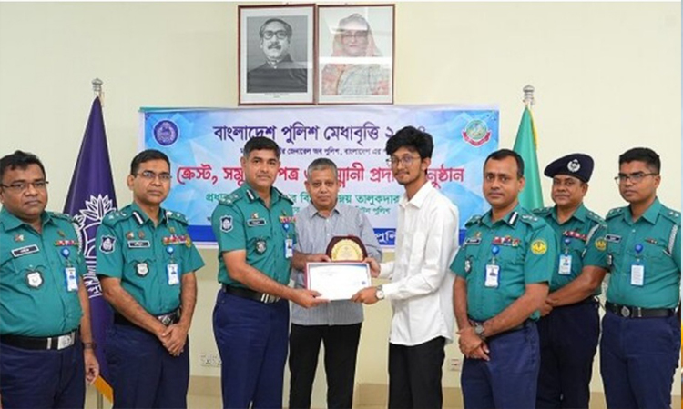 আরএমপি পরিবারের মেধাবী সন্তানদের বৃত্তি প্রদান করলেন পুলিশ কমিশনার