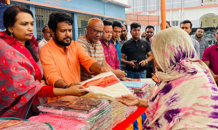 গুরুদাসপুরে অসহায় নারীদের প্রধানমন্ত্রীর ঈদ উপহার পৌঁছে দিলেন এমপি মুক্তি