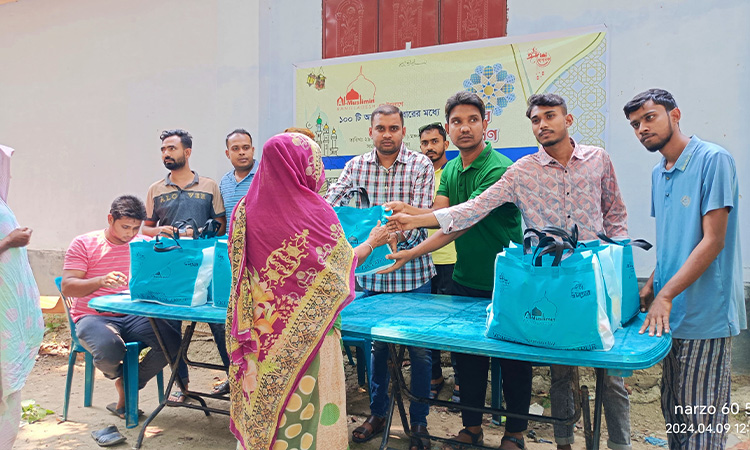 দৌলতপুরে অস্বচ্ছল পরিবারের মাঝে ঈদ সামগ্রী বিতরণ