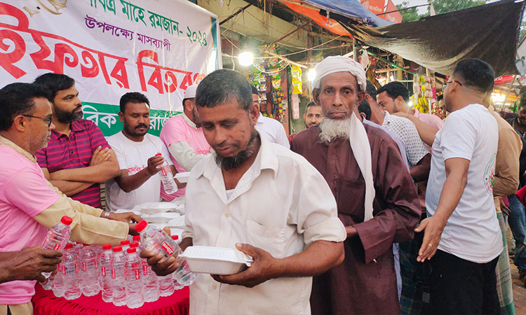 মানবিক পিরোজপুর এর উদ্যোগে মাসব্যাপী  ইফতার বিতরণ