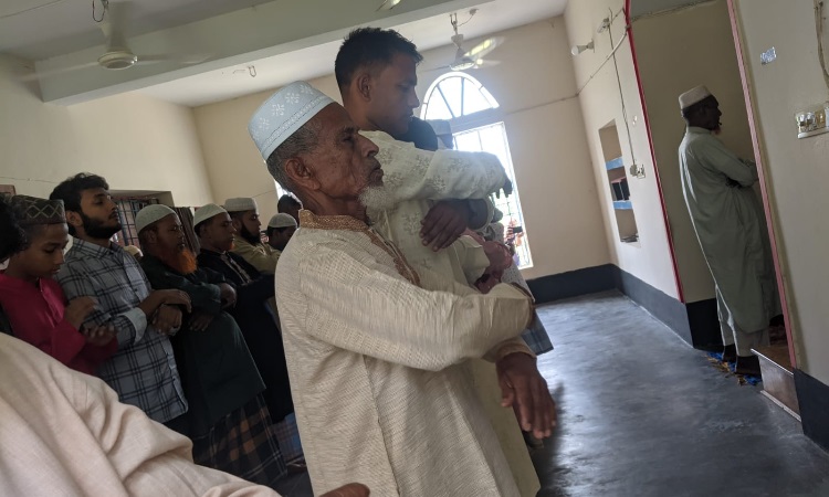 নাজিরপুরে সৌদির সঙ্গে মিল রেখে ঈদুল ফিতর উদযাপন