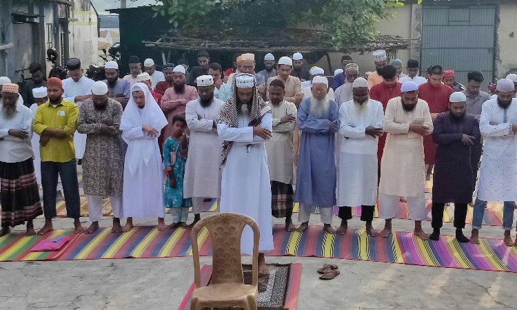 ঝিনাইদহে ঈদুল ফিতরের নামাজ আদায়