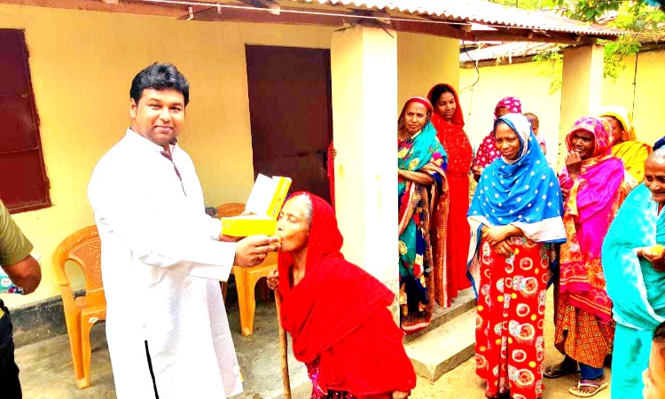 হিলিতে ঈদ উপলক্ষ্যে আশ্রয়ন প্রকল্পে ইউএনও’র শুভেচ্ছা বিনিময়