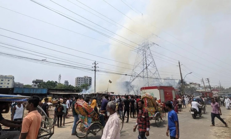 হাজারীবাগের বস্তিতে আগুন, নিয়ন্ত্রণে ৭ ইউনিট