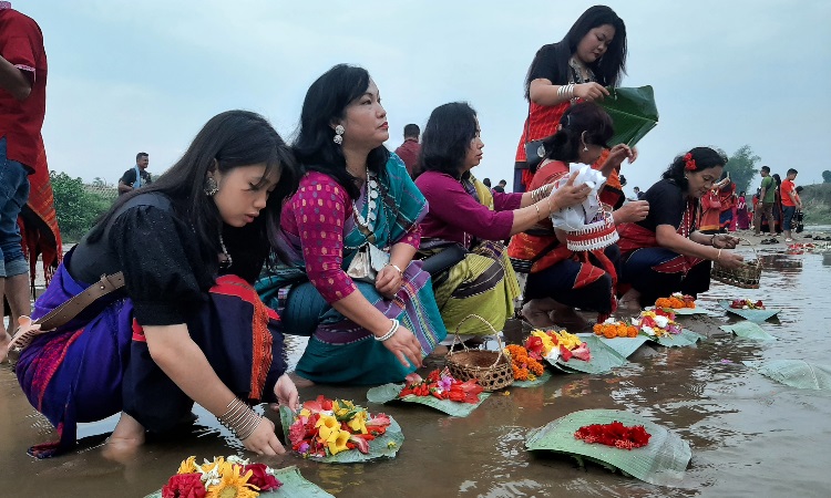 ফুল বিজুর মধ্য দিয়ে বর্ণিল সাজে পাহাড়