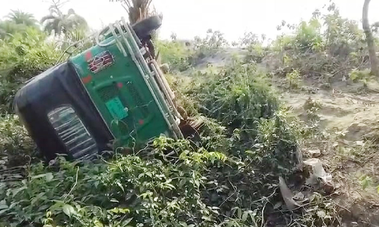কলাপাড়ায় অটোরিকশা খাদে পড়ে নিহত ২, আহত ৪