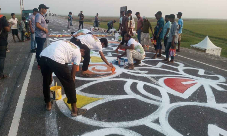 পহেলা বৈশাখ উপলক্ষ্যে বিশ্বের দীর্ঘতম আল্পনা হাওরের অলওয়েদার সড়কে