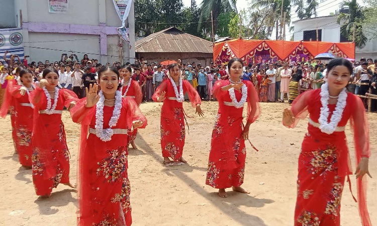 মারমা সম্প্রদায়ের সাংগ্রাইং উৎসবে মাতোয়ারা পাহাড়