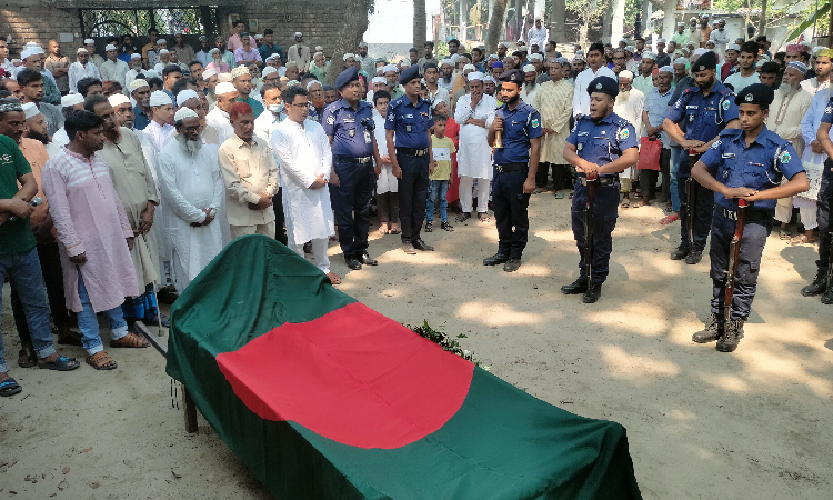 নওগাঁয় রাষ্ট্রীয় মর্যাদায় মুক্তিযোদ্ধা আসাদের দাফন সম্পন্ন