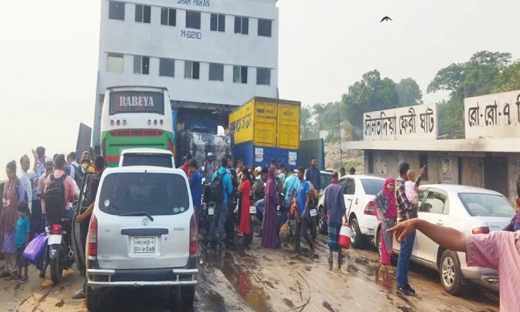 দৌলতদিয়া ফেরিঘাট: ভোগান্তি ছাড়াই ঢাকায় ফিরছে মানুষ