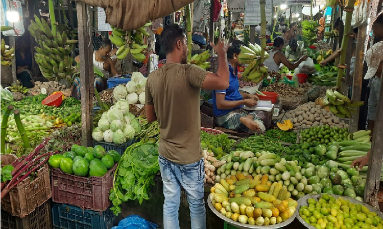 মোংলায় কাঁচা বাজার ব্যবসায়ীদের টাকা আত্মসাতের অভিযোগ