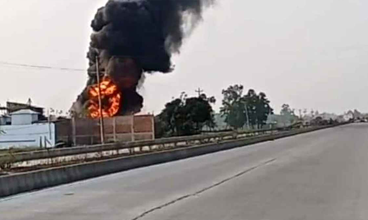 বগুড়ায় তেলের গোডাউনে আগুন