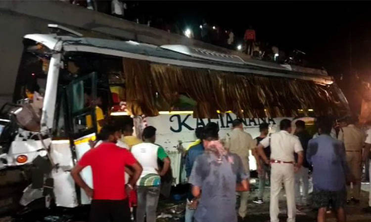 ভারতে ফ্লাইওভার থেকে বাস পড়ে নিহত ৫, আহত ৪০