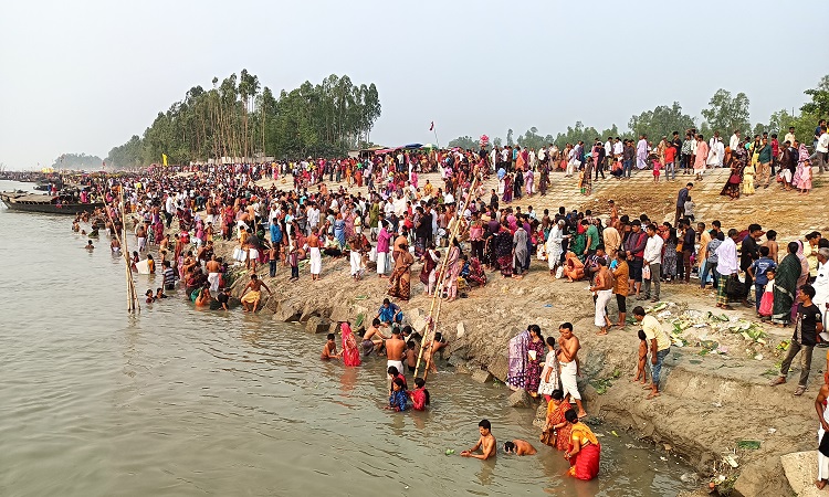 চিলমারীতে শান্তিপূর্ণভাবে অষ্টমীর স্নান অনুষ্ঠিত