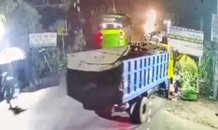 ঝালকাঠিতে ট্রাক চাপায় মাদরাসা খাদেম নিহত