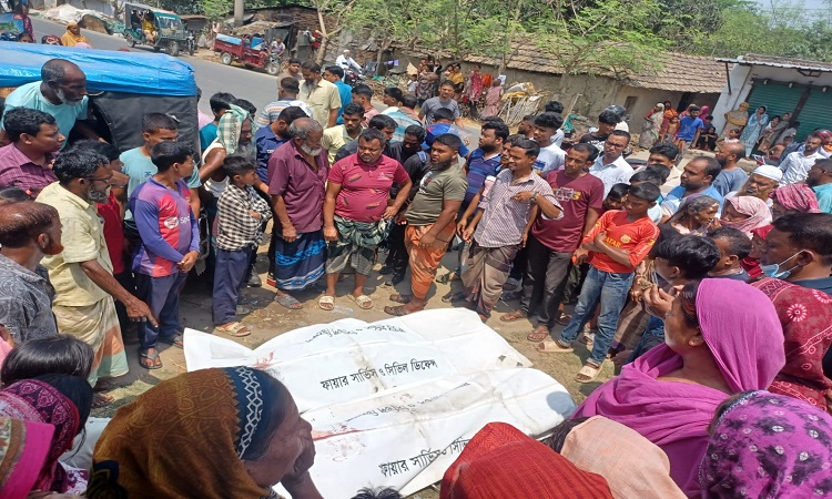 নওগাঁয় সড়কে প্রাণ গেল বাবা-মার, হাসপাতালে ছেলে