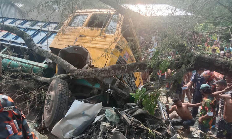 ঝালকাঠিতে ট্রাক-প্রাইভেটকার-অটোরিকশা সংঘর্ষে নিহত বেড়ে ১২