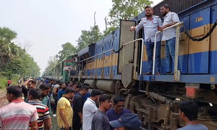 খুলনাগামী সাগরদাঁড়ি এক্সপ্রেসের ইঞ্জিন বিকল, দুর্ভোগে যাত্রীরা