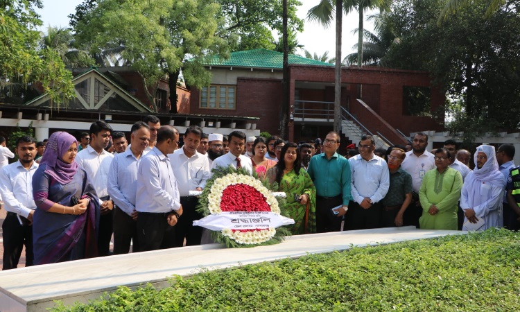 মুজিবনগর দিবস উপলক্ষ্যে টুঙ্গিপাড়ায় জাতির পিতার সমাধিতে মানুষের ঢল