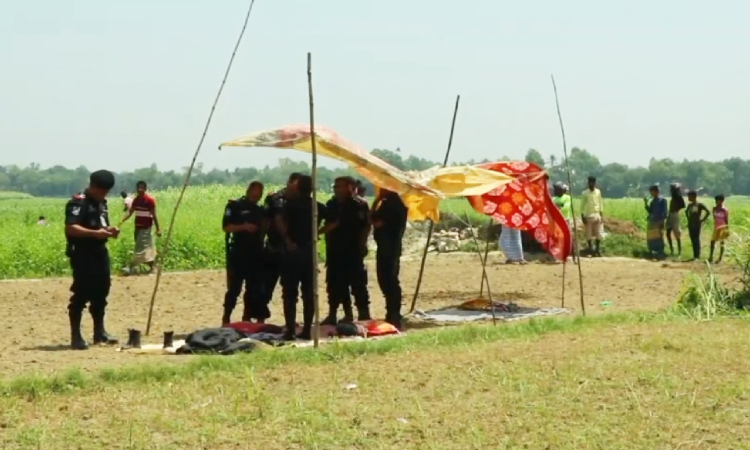 পাবনার ফরিদপুরে বোমা ও দেশীয় অস্ত্রসহ ৩ সন্ত্রাসী আটক