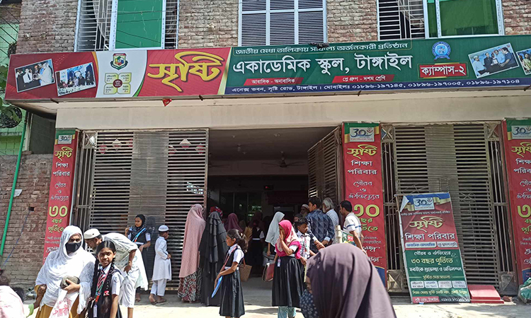 টাঙ্গাইলে নিষেধাজ্ঞা অমান্য করে চলছে শিক্ষার্থীদের ক্লাস