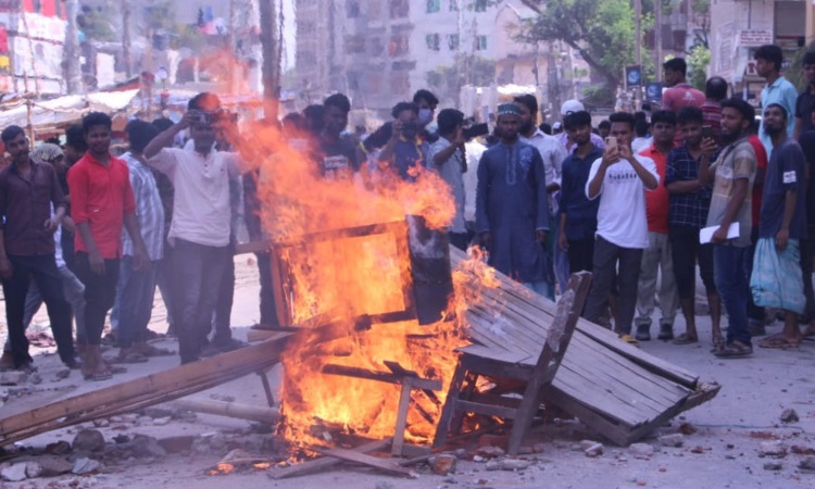 নারায়ণগঞ্জে শ্রমিক-পুলিশ সংঘর্ষ, আহত ২৫