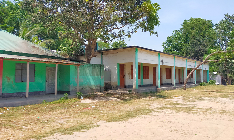 গোপনে মাদ্রাসায় নিয়োগের চেষ্টা, স্থানীয়দের তোপের মুখে বন্ধ