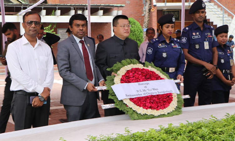 টুঙ্গিপাড়ায় জাতির পিতার সমাধিতে চীনা রাষ্ট্রদূতের শ্রদ্ধা