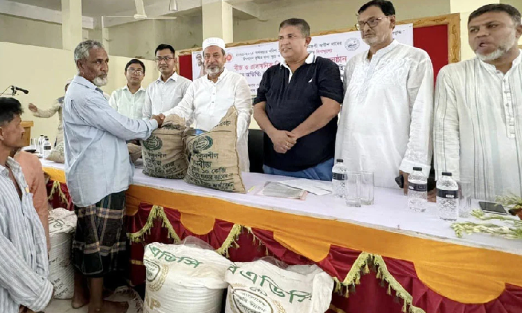 হবিগঞ্জে বিনামূল্যে সার-বীজ পেলেন তিন হাজার কৃষক