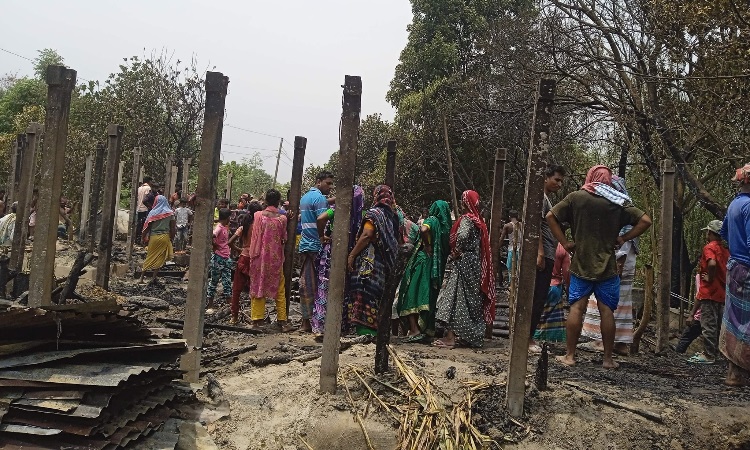 দৌলতপুরে অগ্নিকাণ্ডে ৮ ঘর ভষ্মিভূত