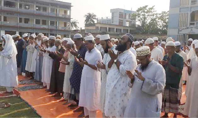 ইন্দুরকানীতে বৃষ্টির আশায় ইস্তিসকা নামাজ আদায়