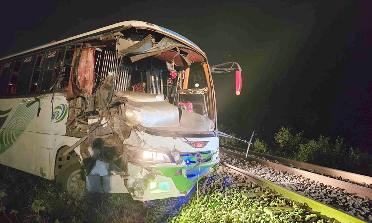 কালিহাতীতে নিয়ন্ত্রণ হারিয়ে বাস রেললাইনে, অল্পের জন্য বেঁচে গেল হাজার যাত্রী