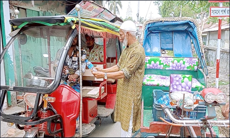 তীব্র তাপদাহে কাউখালীতে খাবার পানি ও স্যালাইন বিতরণ