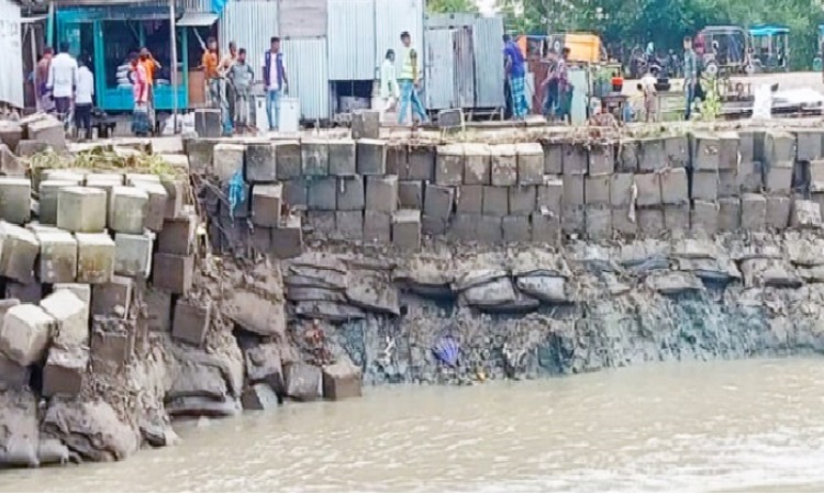 ভোলায় ফেরীঘাট রক্ষা বাঁধের সিসি ব্লক ধস, জনমনে আতঙ্ক